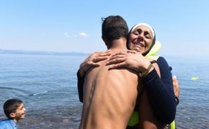 Una joven migrante sirio se abraza a una compañera de viaje nada más desembarcar.