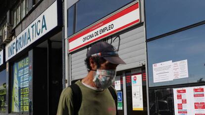 Un hombre ante una oficina de empleo, en Madrid.
