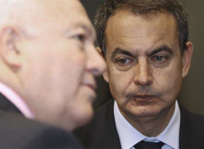 El presidente José Luis Rodríguez Zapatero y el ministro Miguel Ángel Moratinos, durante la reunión del Consejo Europeo en Bruselas.