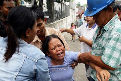 Una mujer llora tras perder su casa en un incendio causado por el terremoto