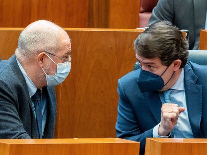 El vicepresidente de la Junta de Castilla y León, Francisco Igea (izquierda), conversa con el presidente, Alfonso Fernandez Mañueco, durante un pleno de las Cortes, este miércoles.