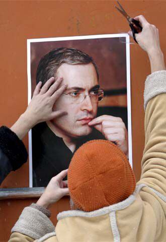 Un ciudadano cuelga un retrato de Jodorkovski.