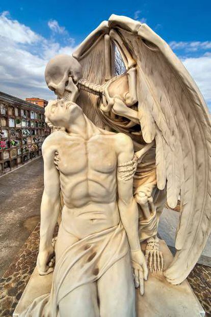 El beso de la muerte del cementerio de Poblenou, escultura de Jaume Barba de 1930.