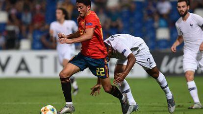 Fornals conduce el balón en la semifinal contra Francia.