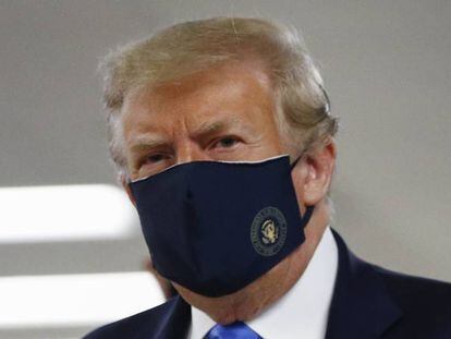 En la imagen, el presidente de EE UU Donald Trump la primera vez que llevó puesta la mascarilla durante la pandemia, en su visita al Hospital Militar de Bethesda (Maryland). 