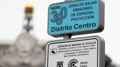 Una señalización de Zona de Bajas Emisiones en el Distrito Centro, en Madrid, el 2 de enero de 2024.
