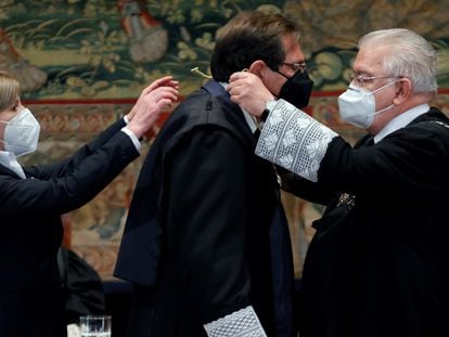 El magistrado Enrique Arnaldo (en el centro) toma posesión como nuevo juez del Tribunal Constitucional ante el presidente saliente del órgano, Juan José González Rivas, en noviembre de 2018, en Madrid.