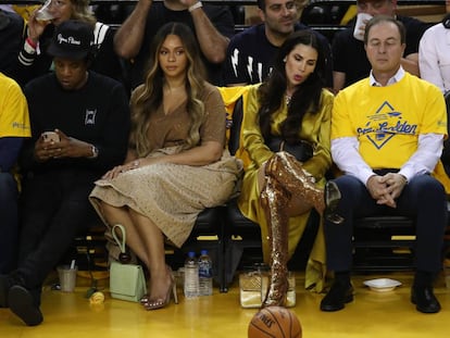 El rapero Jay-Z y la reina del pop Beyoncé junto a Nicole Curran y Joe Lacob (sí, él también estaba ahí) durante el polémico partido de baloncesto.