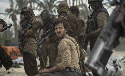 Diego Luna (centro), en un fotograma de 'Rogue One. Una historia de Star Wars'.