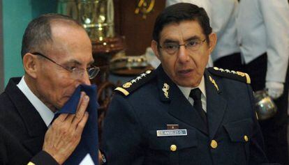 Fotografía fechada el 1 de junio de 2007 que muestra al entonces subsecretario de la Defensa Nacional, general Tomás Ángeles Dauahare (derecha), acompañado del subsecretario de Marina, Casimiro A. Martínez Pretelin.