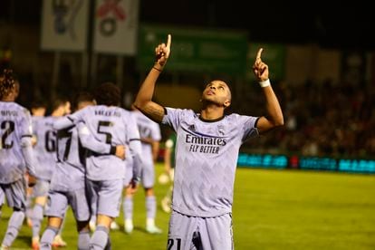 Rodrygo celebra su gol al Cacereño, dedicado a Pelé.