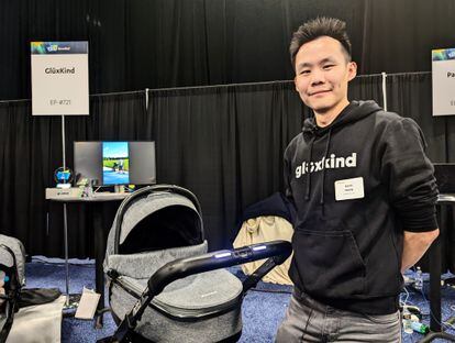 Kevin Huang, de Glüxkind, con un carrito de bebé inteligente.