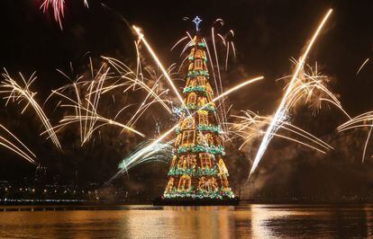 Imagen del árbol flotante de Navidad más alto del mundo en Río de Janeiro, Brasil.