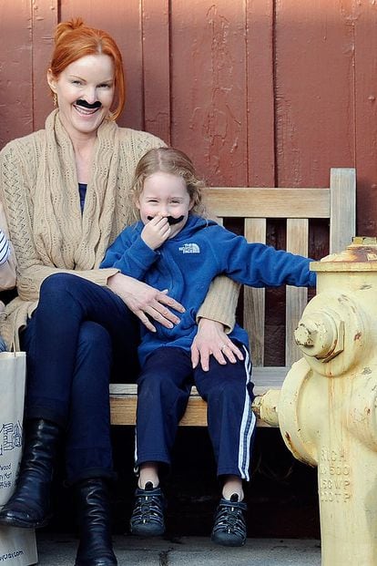 Marcia Cross y su hija con un bigote de fieltro.