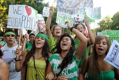 Miles de personas se manifiestan en el centro de Madrid contra los recortes en el primer día de clases en educación secundaria.