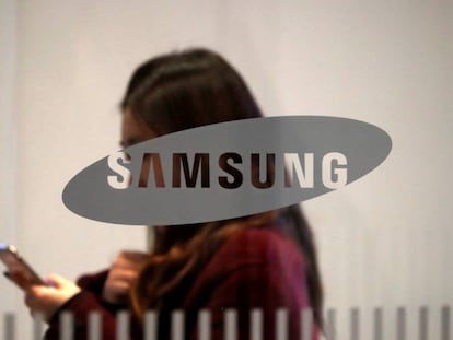 FILE PHOTO: The logo of Samsung Electronics is seen at its office building in Seoul