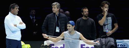 Toni Nadal, Carlos Costa, Rafa Nadal, Rafael Maymó y Carlos Moyà, durante un entrenamiento en el O2 de Londres, la semana pasada.