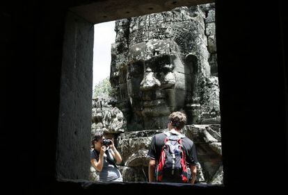 Dos turistas en el templo de Banyon, al norte de Camboya, en 2010.