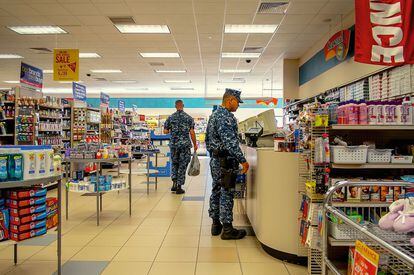 En la base de Rota, los militares de EE UU pueden hacer toda su vida: tienen supermercados, tienda (en la imagen), cine, gimnasio…