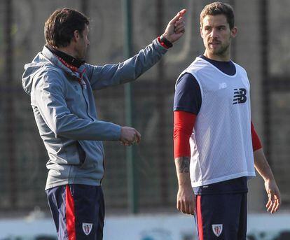 Ziganda da instrucciones a Iñigo Martínez.