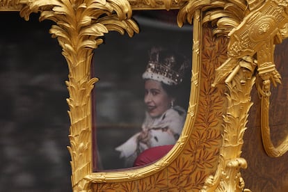 Un holograma de Isabel II en su coronación sobre la carroza dorada, durante el paso por las calles de Londres para conmemorar su Jubileo de Platino.