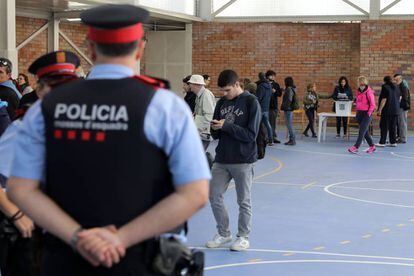 Mossos d'Esquadra en un colegio de Barcelona mientras se produce la votación.
