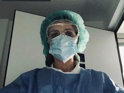 La auxiliar de enfermería Mamen, en uno de los hospitales de Madrid.