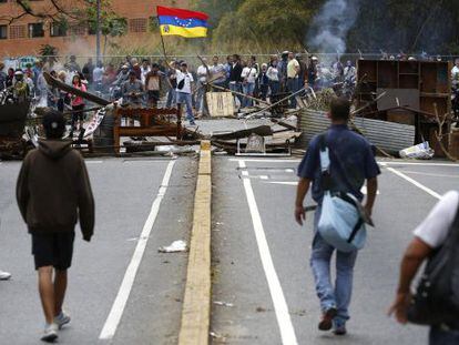 Una barricada levantada este jueves por opositores en Caracas.