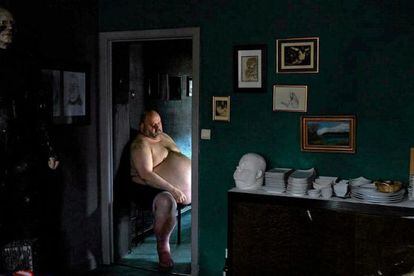 Philippe, habitante de Charleroi, en otra de las imágenes contestadas de la serie La ciudad negra.
