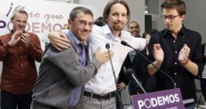 De izquierda a derecha, Juan Carlos Monedero, Pablo Iglesias e Íñigo Errejón, candidatos de Podemos, el pasado mayo.