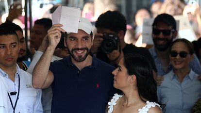 Nayib Bukele, muestra su papeleta junto a su esposa Gabriela Rodríguez durante las elecciones municipales en San Salvador.