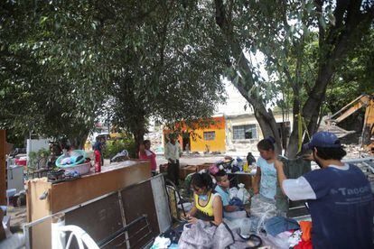 Una familia damnificada, con sus pertenencias, en plena calle de Jojutla (Morelos).