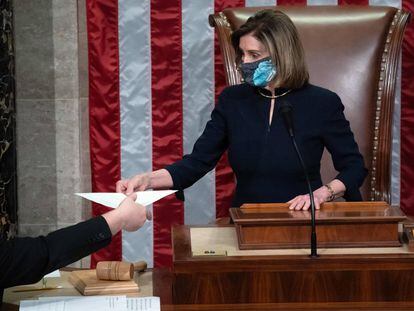 Nancy Pelosi, preside la Cámara de Representantes al concluir la votación.