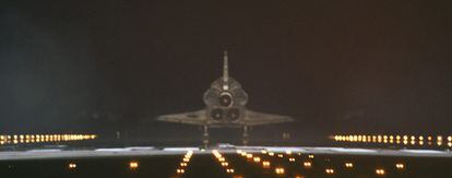 El transbordador espacial Atlantis aterriza en el Centro Espacial Kennedy en Cabo Cañaveral (Estados Unidos), tras su última misión.