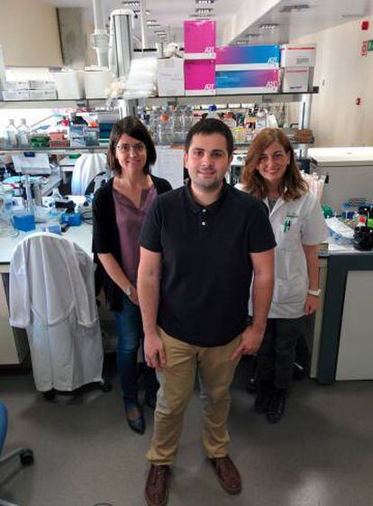 El expaciente de enfermedad de Crohn Javier Casado, junto a la Dra Elena Ricart del Hospital Clínic de Barcelona (derecha) y la investigadora del Idibaps Azucena Salas (izquierda).