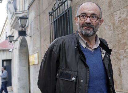 El exconcejal de Educaci&oacute;n del PP de Valencia Emilio del Toro ante la comandancia de la Guardia Civil. 