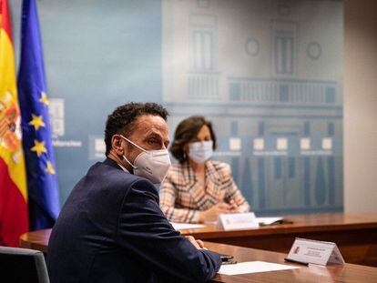 El portavoz adjunto en el Congreso, Edmundo Bal, y la vicepresidenta primera del Gobierno, en la reunión que mantuvieron el pasado mes de junio.