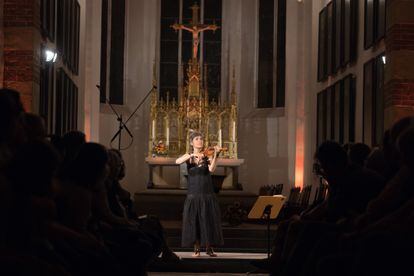 La violinista francesa Amandine Beyer tocó tres de las obras para violín solo de Bach en la Thomaskirche el viernes por la noche.