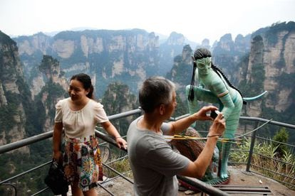 Turistas y una escultura de 'Avatar' en el parque de Zhangjiajie.