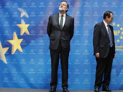 El presidente del Gobierno, Mariano Rajoy, y el presidente de la FEMP, Abel Caballero.