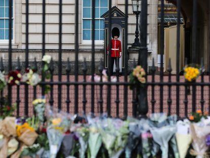 Ramos de flores en homenaje a la difunta reina de Inglaterra, Isabel II, delante del Palacio de Buckingham, en Londres (Reino Unido), este viernes.