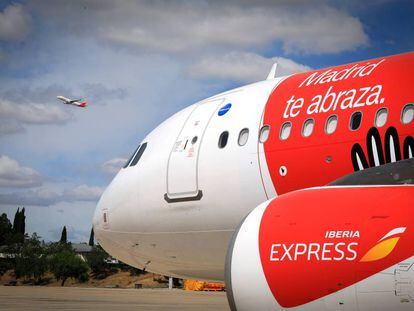 La flota de Iberia Express con el icono del abrazo de Madrid como destino, obra del estudiante de diseño Pablo Torrecillas, en los hangares de La Muñoza. .