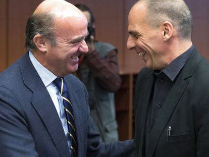 Luis de Guindos y Yanis Varoufakis durante una reuni&oacute;n de emergencia de la Eurozona, provocada por la decisi&oacute;n de Tsipras de llamar a la poblaci&oacute;n griega a un refer&eacute;ndum. 