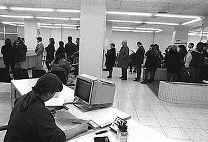 Colas en las oficinas del Inem en Madrid, en una imagen de archivo.