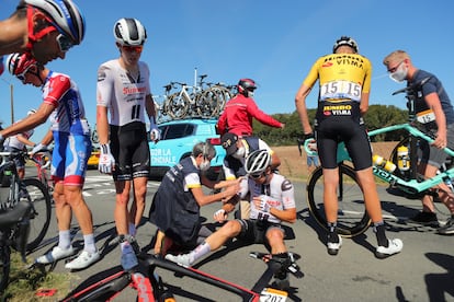El corredor irlandes Nicolas Roche es tratado por los médicos después de una caída durante la décima etapa del Tour de Francia este jueves 8 de septiembre