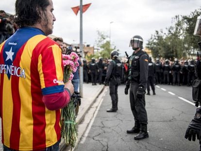 Un manifestant independentista rep amb flors la Guàrdia Civil a Sant Julià de Ramis.