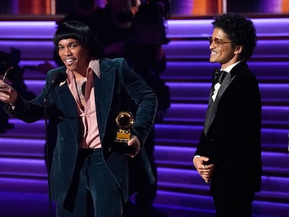 Anderson .Paak y Bruno Mars, de Silk Sonic, recogiendo uno de sus Grammy anoche en Las Vegas.