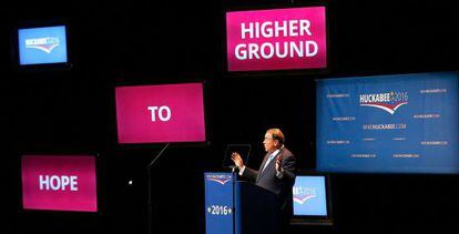 Huckabee en el escenario junto a su eslogan de campaña.
