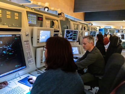 Controladores aéreos de Enaire en el Centro de Control en Barcelona.