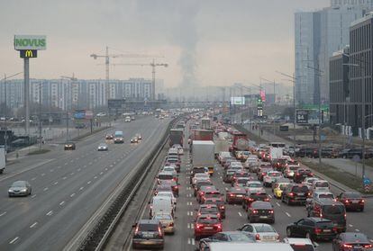Centenares de vehículos atascados intentan salir de la ciudad de Kiev.